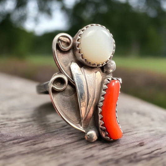 Coral and mother of pearl ring - flower style - size 5