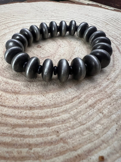 Western Faux Saucer Pearl Stretch Bracelet — with Black Stone Accents (6.5")